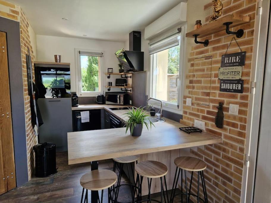 Chalet Industriel Avec Filet Et Spa Sorigny المظهر الخارجي الصورة